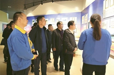 貴州省黔東南州委常委、榕江縣縣委書記賀代宏一行到公司參觀學(xué)習(xí)考察