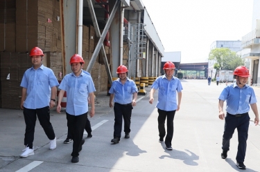 送清涼、致敬意！公司董事長(zhǎng)朱在龍帶隊(duì)慰問(wèn)一線勞動(dòng)者